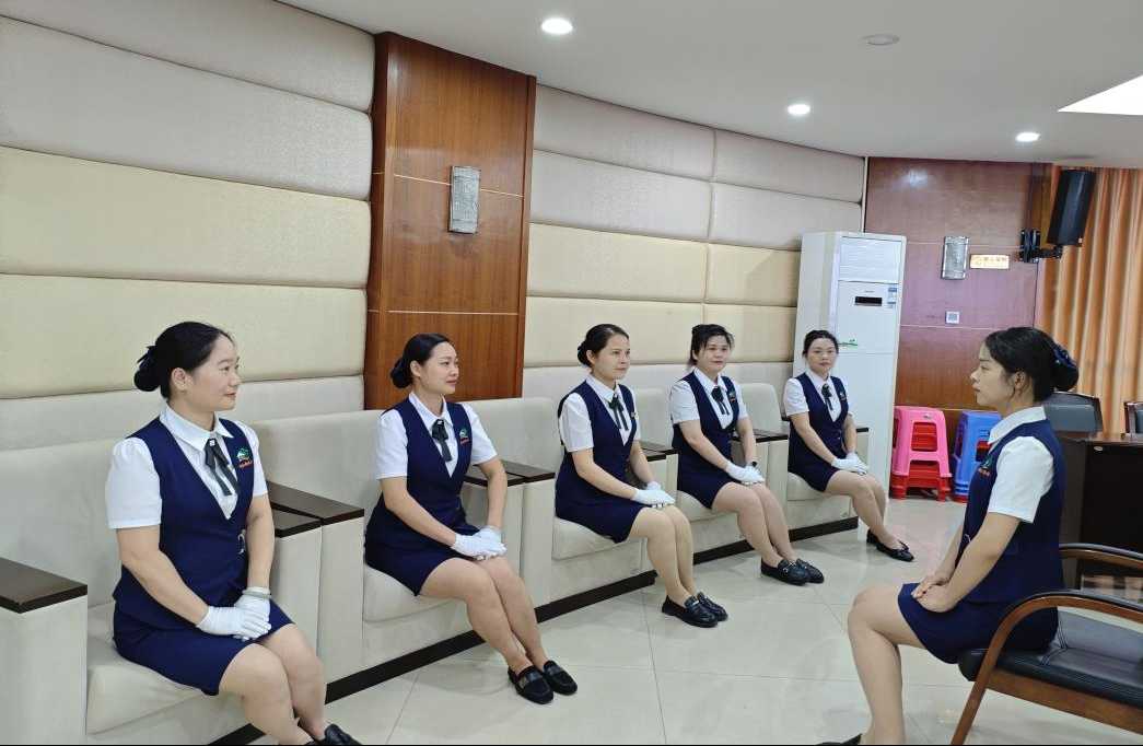 港北區(qū)直屬機關(guān)后勤服務(wù)中心會務(wù)股開展會務(wù)禮儀與婚姻介紹服務(wù)專題培訓(xùn)